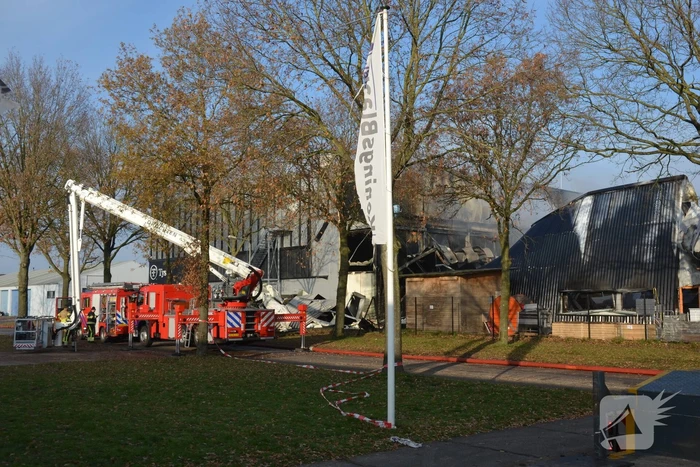 Bedrijfspand verwoest door vlammenzee