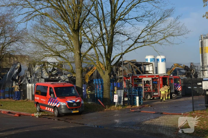 Bedrijfspand verwoest door vlammenzee