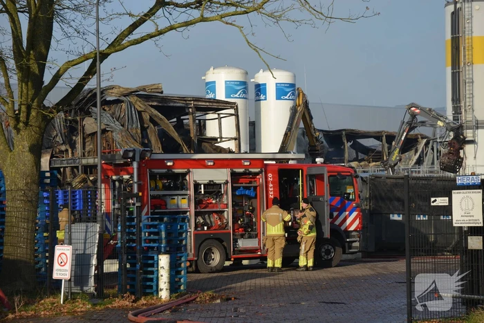 Bedrijfspand verwoest door vlammenzee