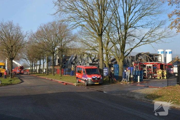 Bedrijfspand verwoest door vlammenzee