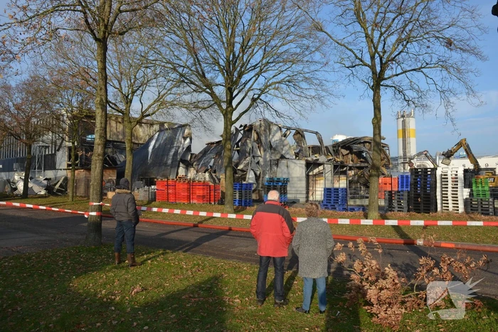 Bedrijfspand verwoest door vlammenzee