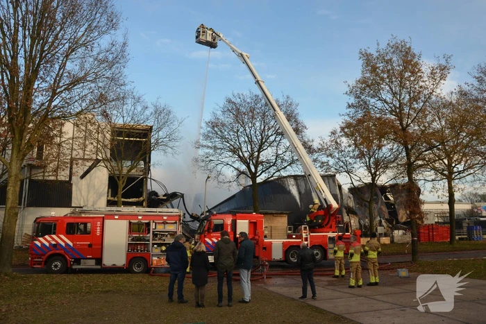 Bedrijfspand verwoest door vlammenzee