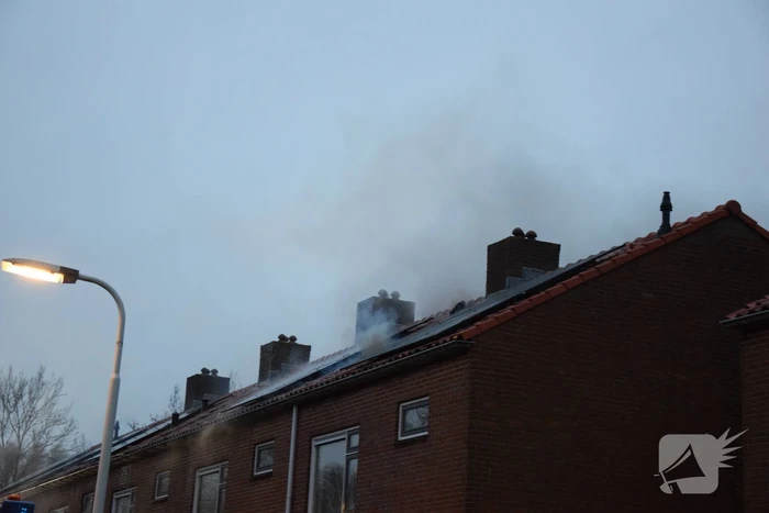 Woonblok ontruimd vanwege hevige brand, mogelijk vuurwerk betrokken