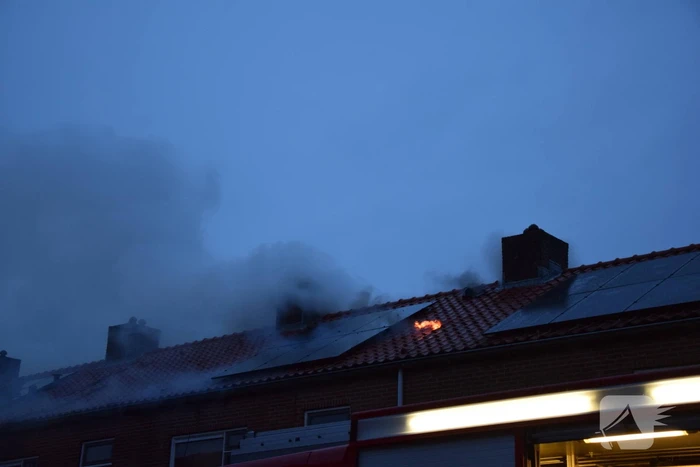Woonblok ontruimd vanwege hevige brand, mogelijk vuurwerk betrokken