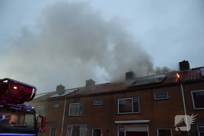 Woonblok ontruimd vanwege hevige brand, mogelijk vuurwerk betrokken
