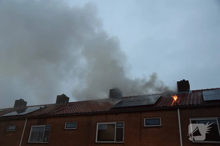 Woonblok ontruimd vanwege hevige brand, mogelijk vuurwerk betrokken