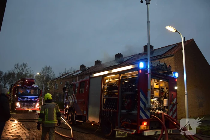 Woonblok ontruimd vanwege hevige brand, mogelijk vuurwerk betrokken