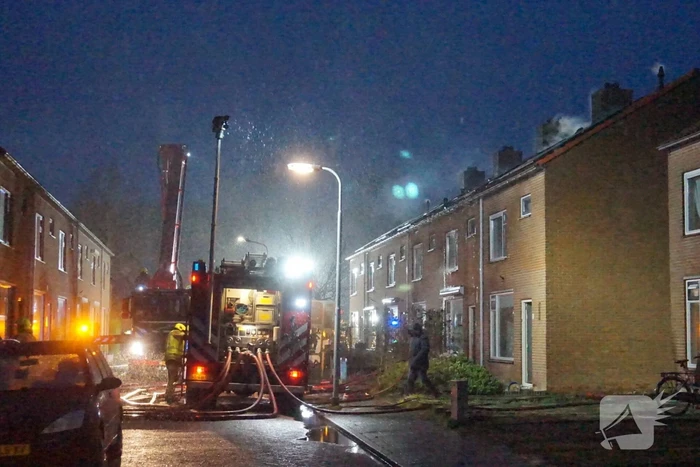 Woonblok ontruimd vanwege hevige brand, mogelijk vuurwerk betrokken