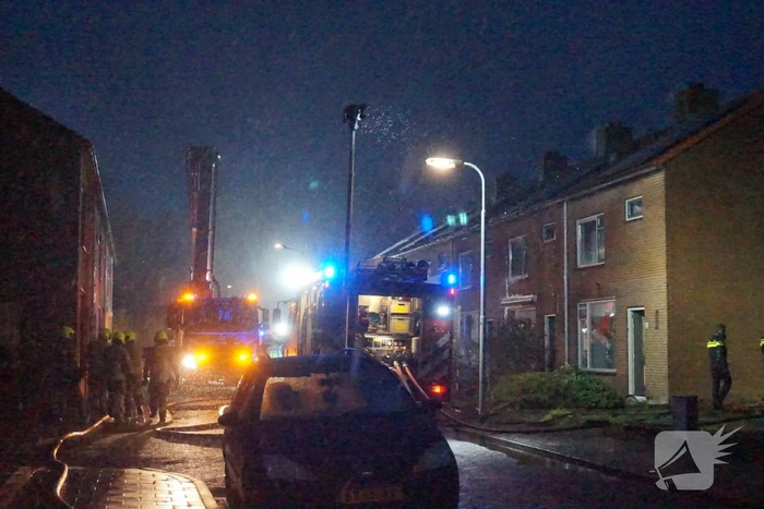 Woonblok ontruimd vanwege hevige brand, mogelijk vuurwerk betrokken