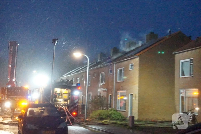 Woonblok ontruimd vanwege hevige brand, mogelijk vuurwerk betrokken