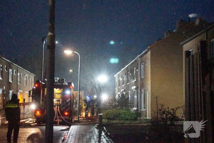 Woonblok ontruimd vanwege hevige brand, mogelijk vuurwerk betrokken