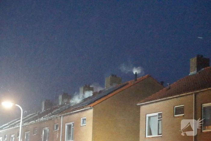 Woonblok ontruimd vanwege hevige brand, mogelijk vuurwerk betrokken