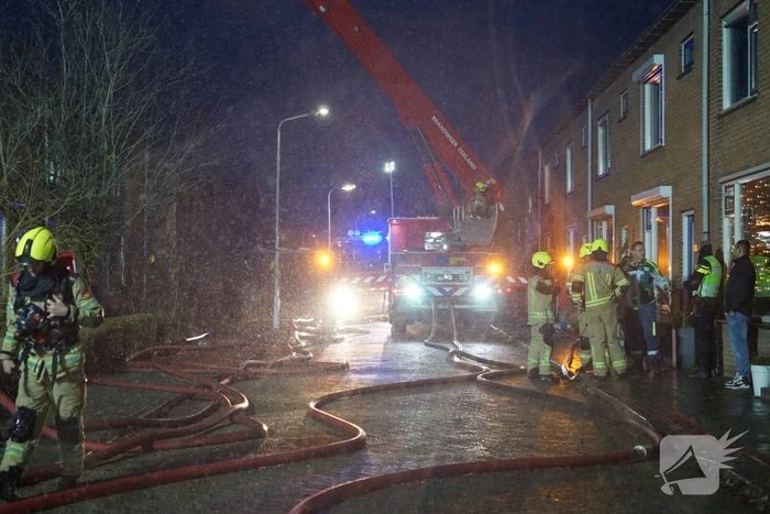 Woonblok ontruimd vanwege hevige brand, mogelijk vuurwerk betrokken