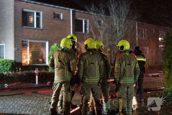 Woonblok ontruimd vanwege hevige brand, mogelijk vuurwerk betrokken