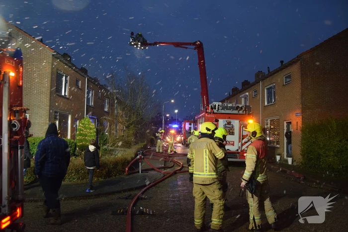 Woonblok ontruimd vanwege hevige brand, mogelijk vuurwerk betrokken