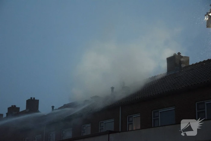 Woonblok ontruimd vanwege hevige brand, mogelijk vuurwerk betrokken