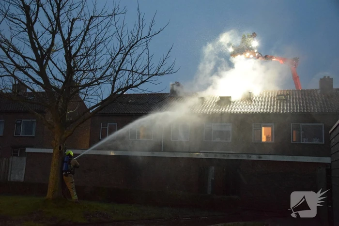 Woonblok ontruimd vanwege hevige brand, mogelijk vuurwerk betrokken