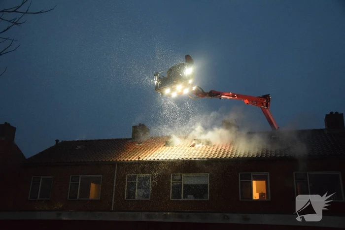 Woonblok ontruimd vanwege hevige brand, mogelijk vuurwerk betrokken