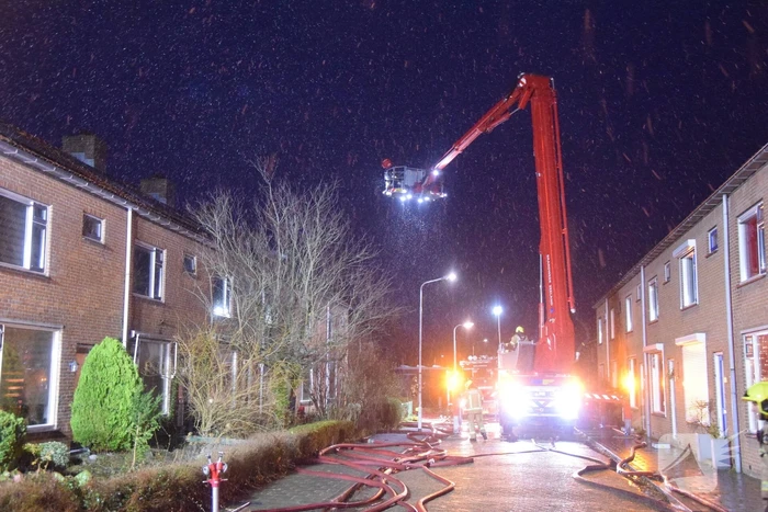 Woonblok ontruimd vanwege hevige brand, mogelijk vuurwerk betrokken