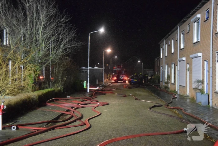 Woonblok ontruimd vanwege hevige brand, mogelijk vuurwerk betrokken