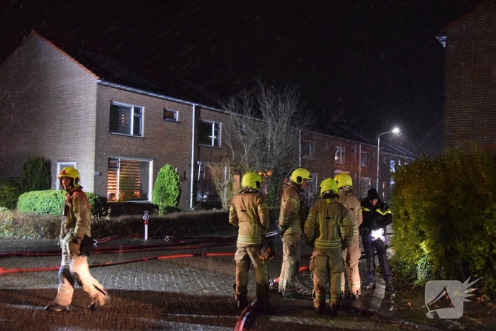Woonblok ontruimd vanwege hevige brand, mogelijk vuurwerk betrokken
