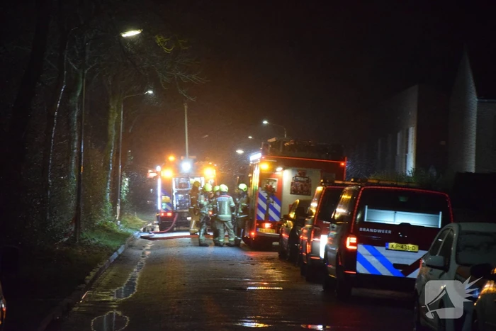 Woonblok ontruimd vanwege hevige brand, mogelijk vuurwerk betrokken