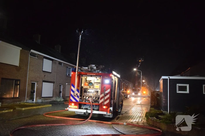 Woonblok ontruimd vanwege hevige brand, mogelijk vuurwerk betrokken