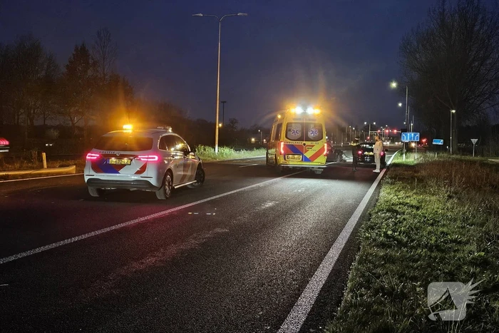 Auto komt in berm en botst op andere auto