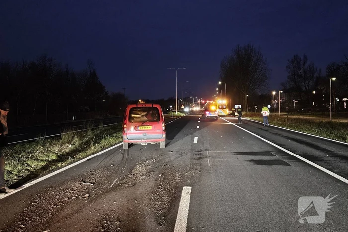 Auto komt in berm en botst op andere auto