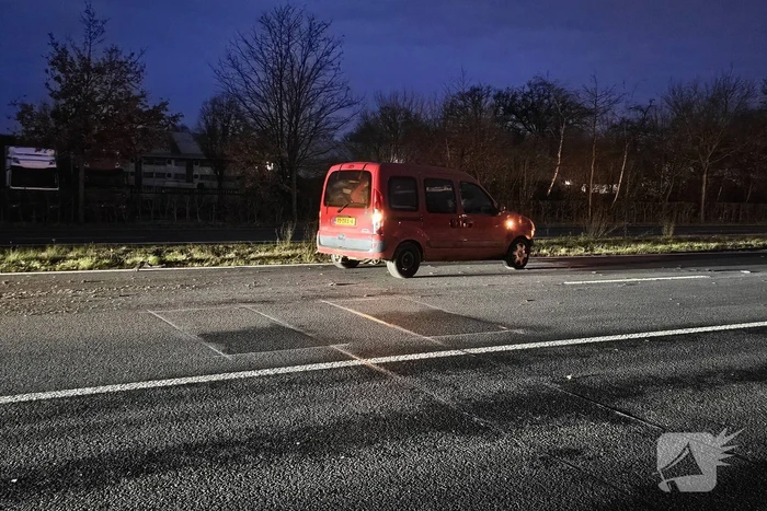 Auto komt in berm en botst op andere auto