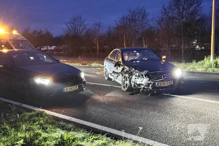 Auto komt in berm en botst op andere auto