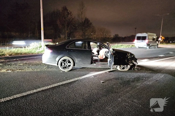 Auto komt in berm en botst op andere auto