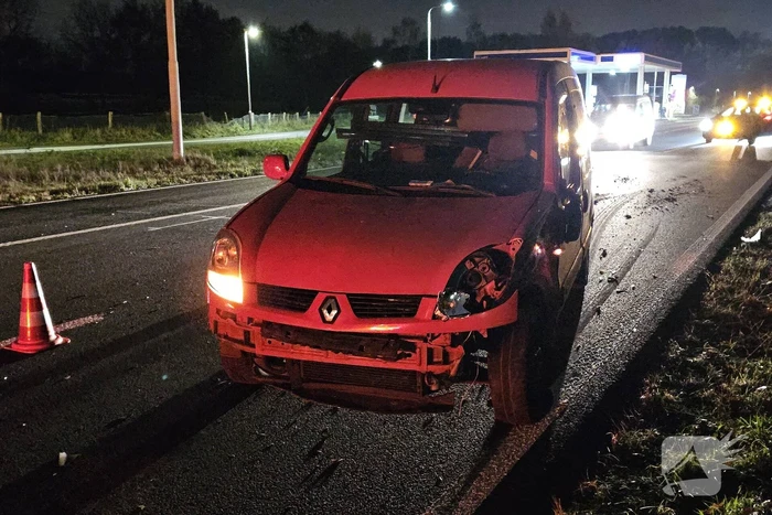 Auto komt in berm en botst op andere auto