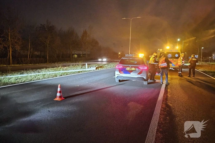 Auto komt in berm en botst op andere auto
