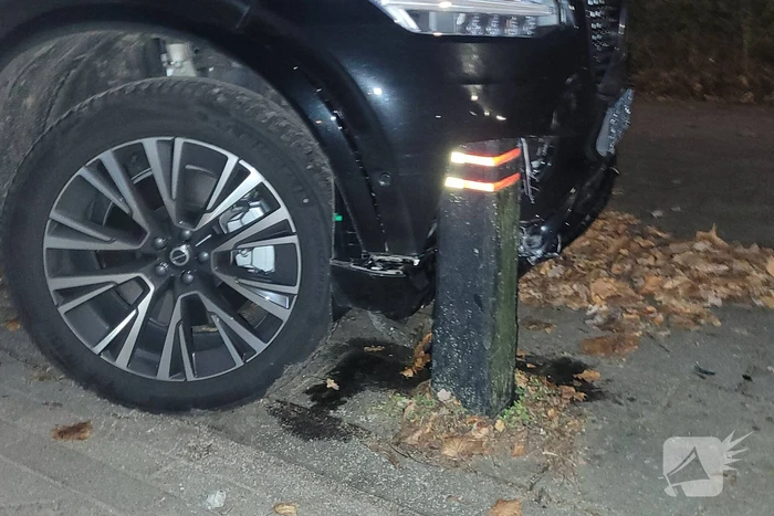 Automobiliste botst op paal na onwelwording