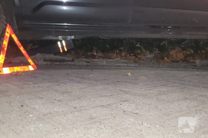 Automobiliste botst op paal na onwelwording