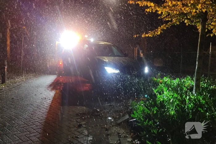 Automobiliste botst op paal na onwelwording