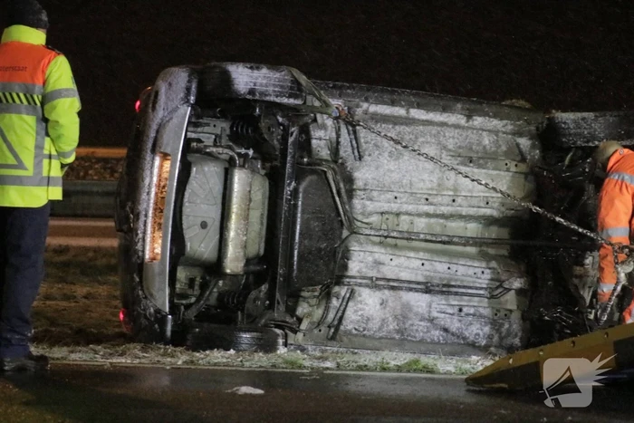 Auto belandt op de kop op snelweg