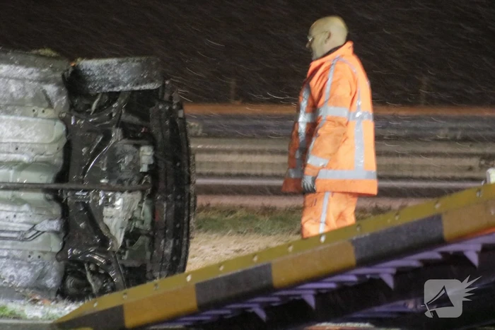 Auto belandt op de kop op snelweg