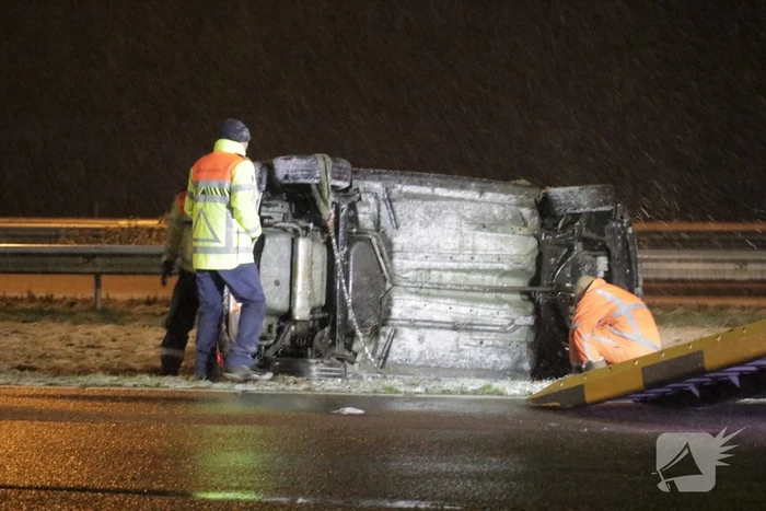 Auto belandt op de kop op snelweg