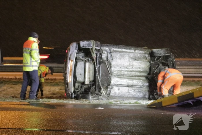 Auto belandt op de kop op snelweg