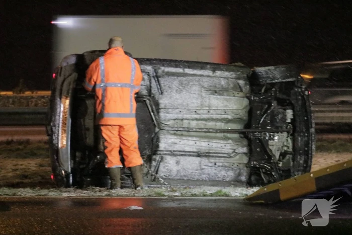 Auto belandt op de kop op snelweg