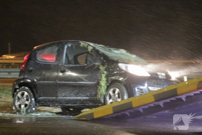 Auto belandt op de kop op snelweg