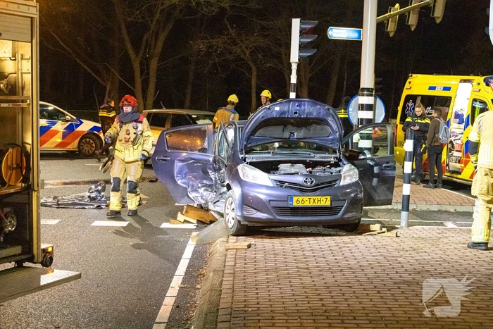 Inzittende bekneld bij verkeersongeval