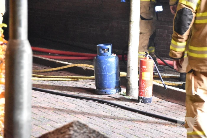 Veel schade na brand onder carport