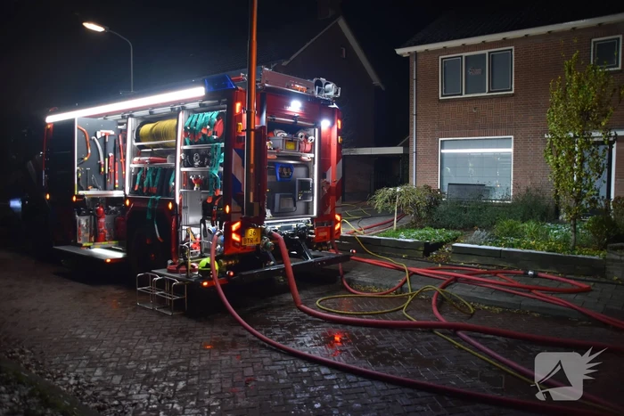 Veel schade na brand onder carport