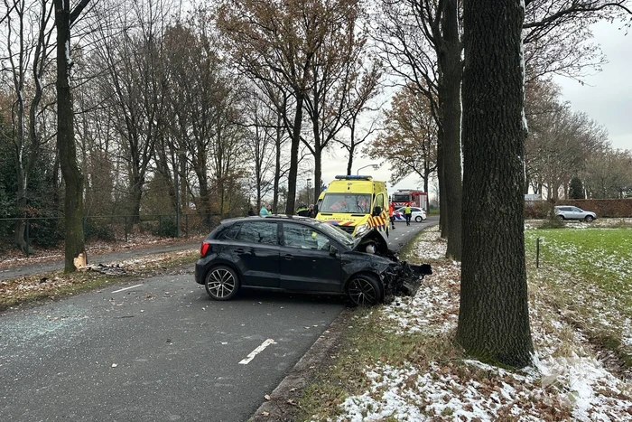 Automobilist zwaargewond bij botsing met boom