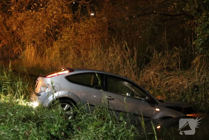 Automobilist verliest macht over stuur en belandt in sloot