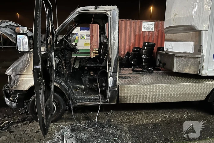 Bus uitgebrand door accu