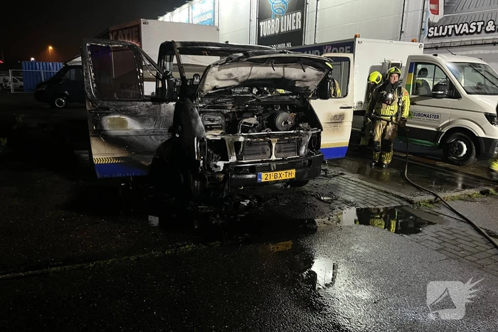 Bus uitgebrand door accu